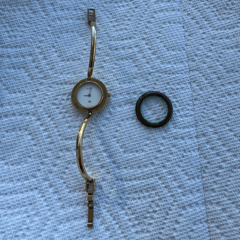 Vintage Gucci Bangle Women’s Watch
Includes Gucci Original Green and Red Band